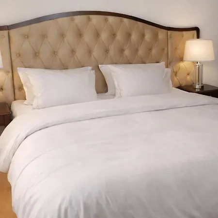 Апартаменты Luxury In Sunny With Pool, 5 Mins Walk To