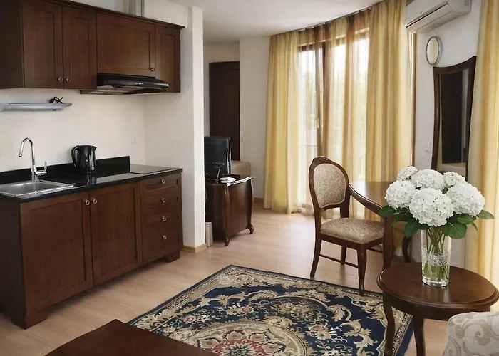 Luxury In Sunny With Pool, 5 Mins Walk To Apartment