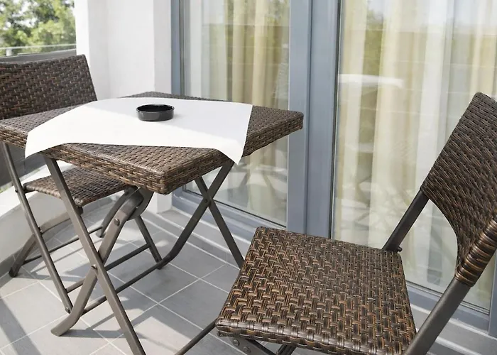 Luxury In Sunny With Pool, 5 Mins Walk To Apartman *